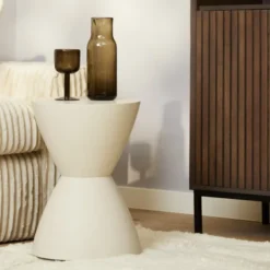 Beige zandloper bijzettafel