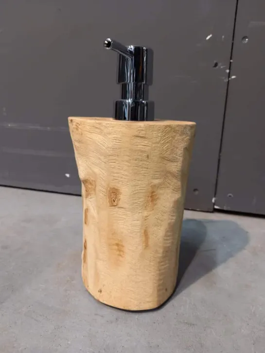 Houten zeeppompje