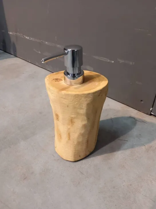 Houten zeeppompje