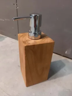 Houten zeeppompje