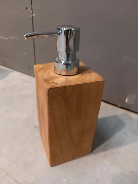 Houten zeeppompje
