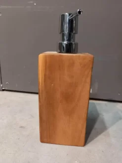 Houten zeeppompje
