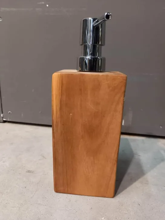 Houten zeeppompje