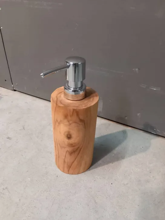 Houten zeeppompje
