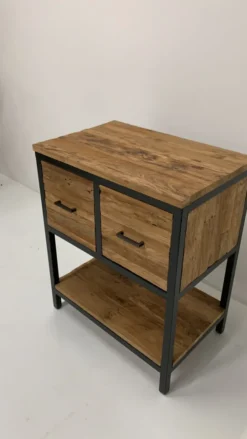 Klein robuust industrieel badkamermeubel
