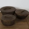 Landelijke oude houten pot met deksel