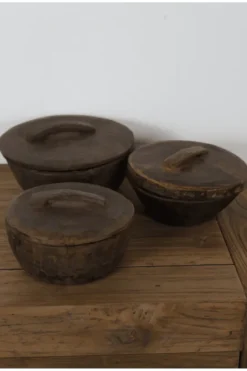 Landelijke oude houten pot met deksel