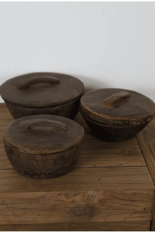 Landelijke oude houten pot met deksel
