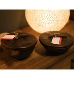 Landelijke oude houten pot met deksel
