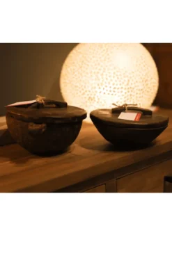 Landelijke oude houten pot met deksel