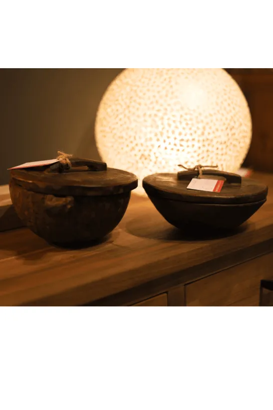 Landelijke oude houten pot met deksel