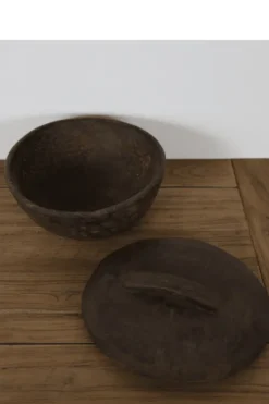 Landelijke oude houten pot met deksel
