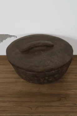 Landelijke oude houten pot met deksel