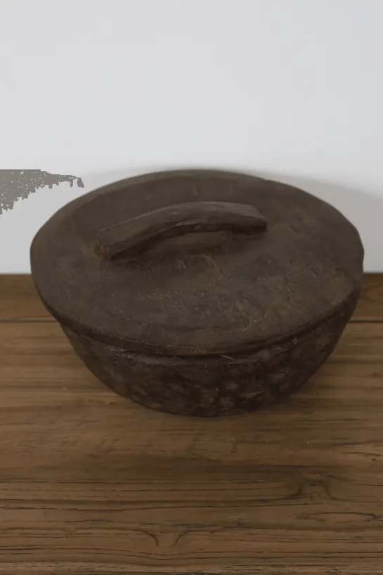 Landelijke oude houten pot met deksel
