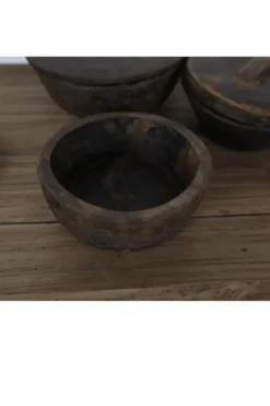 Landelijke oude houten pot met deksel