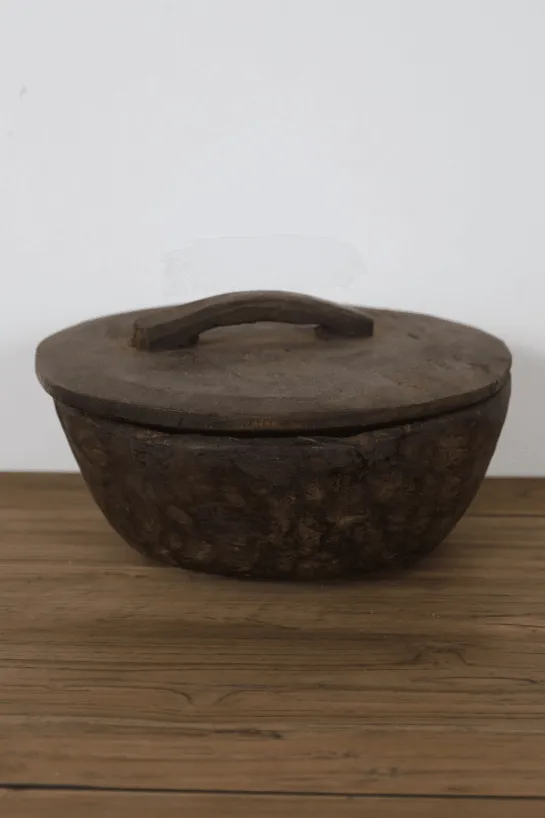 Landelijke oude houten pot met deksel