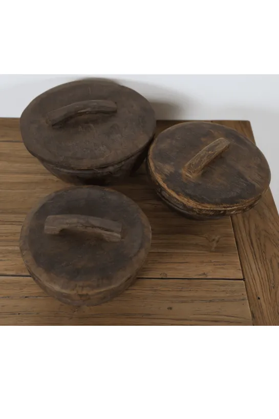 Landelijke oude houten pot met deksel
