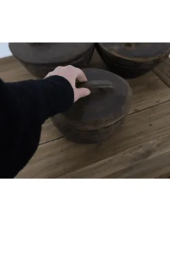 Landelijke oude houten pot met deksel