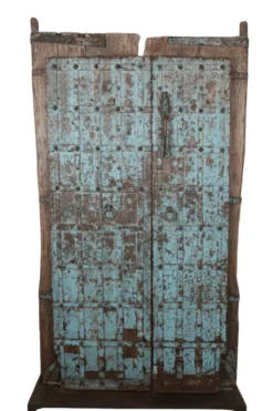 Oude blauwe decoratieve deur op statief