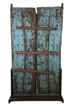 Oude blauwe decoratieve deur op statief