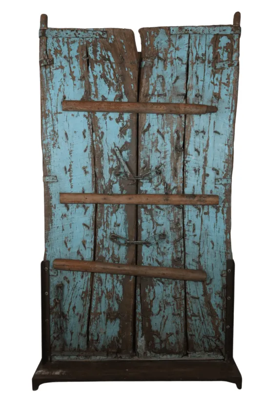 Oude blauwe decoratieve deur op statief