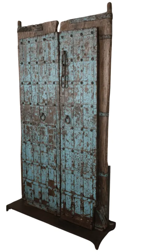 Oude blauwe decoratieve deur op statief