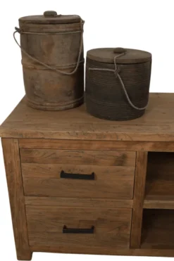 Oude houten pot met deksel en touw