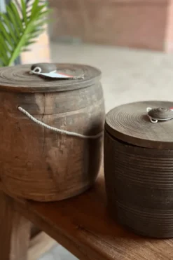 Oude houten pot met deksel en touw