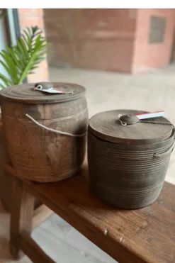 Oude houten pot met deksel en touw