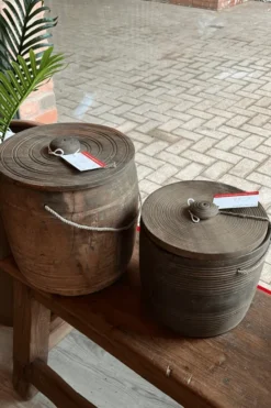 Oude houten pot met deksel en touw
