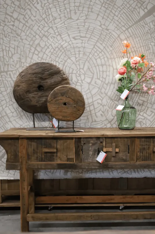 Oude houten sidetable
