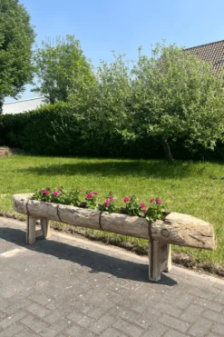 Oude houten voederbak als plantenbak 260 cm