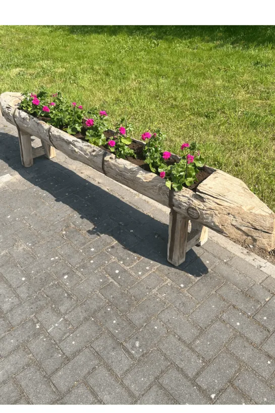 Oude houten voederbak als plantenbak 260 cm