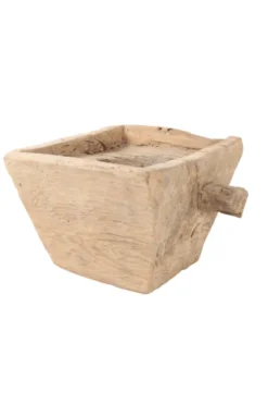 Oude rijstestamper als bloembak