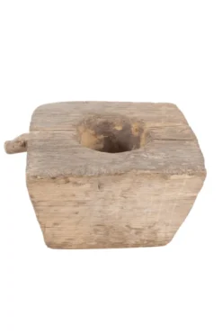 Oude rijstestamper als bloembak