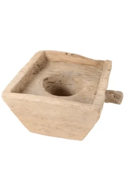 Oude rijstestamper als bloembak