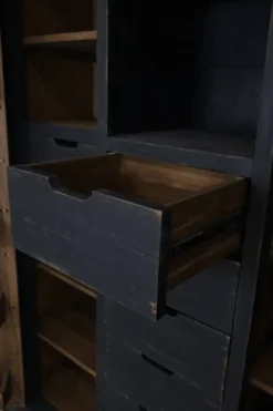 Oude zwarte opbergkast
