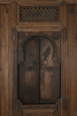 Oud Indisch kozijn met charmante deuren