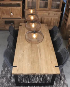Poten door het blad eettafel