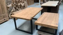 Poten door het blad eettafel