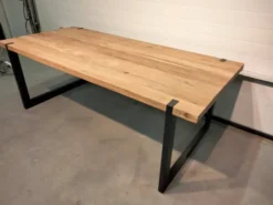 Poten door het blad eettafel