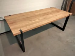 Poten door het blad eettafel