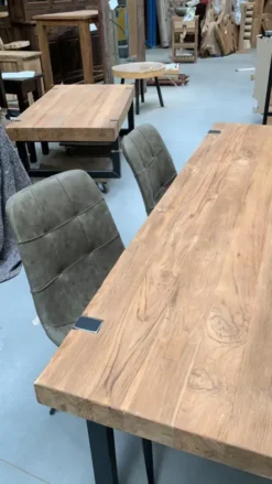 Poten door het blad eettafel