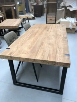 Poten door het blad eettafel