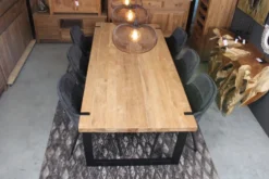 Poten door het blad eettafel