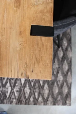 Poten door het blad eettafel