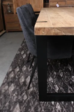 Poten door het blad eettafel