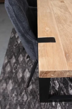 Poten door het blad eettafel