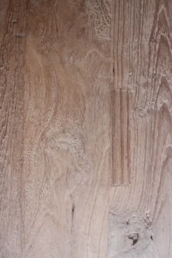 Poten door het blad eettafel