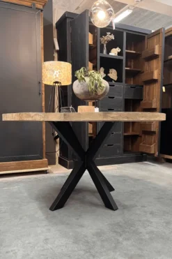 Ronde eettafel van gerecycled teak – Ø140 cm – metalen matrixpoot